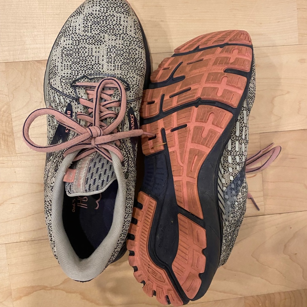 Brooks running shoes- adreneline 2021 great condition size 41 9.5